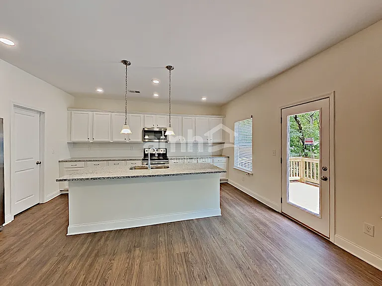 704 Sierra Ct — Photo 5