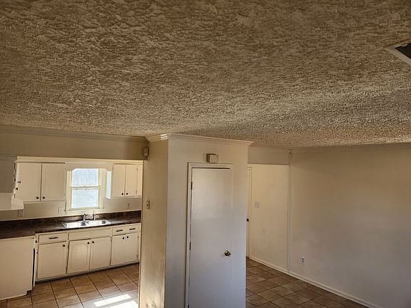 4th image of 2916 Dove St