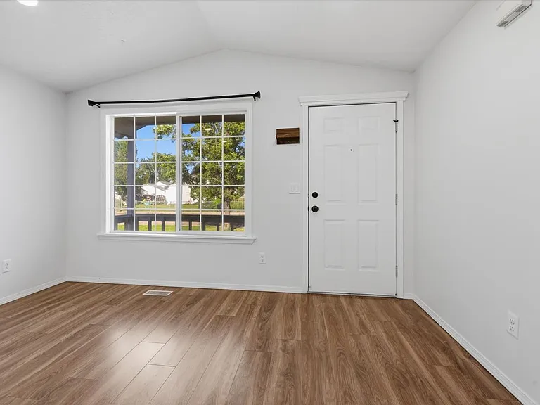 1020 Aspen Grove St — Photo 2