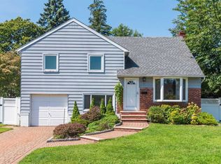 18 Library Ln, Plainview, NY 11803