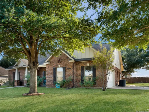 100 PARKCREST, Floresville, TX 78114