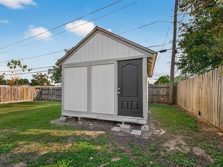 515 Ogilvie St — Photo 19