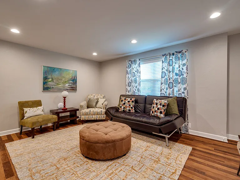 1126 Irving Ave #4 — Photo 5