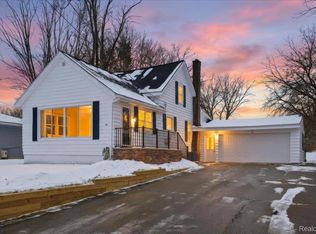 1131 Airway Dr, Waterford, MI 48327