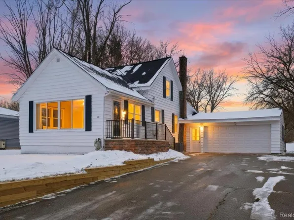 1131 Airway Dr, Waterford, MI 48327