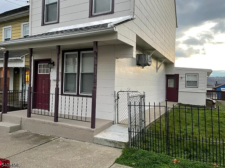 258 Chambers St — Photo 6