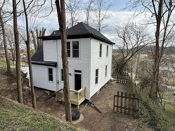 4th image of 229 N Spring St