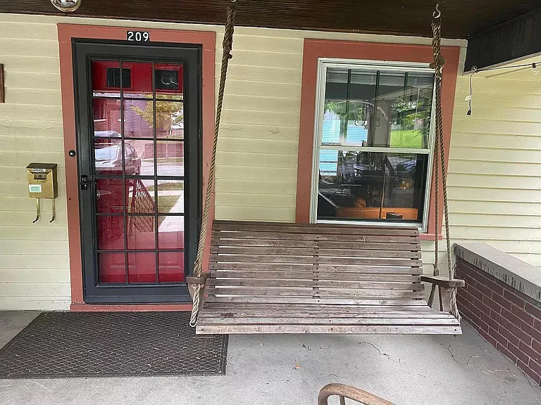 209 E Lutz Ave — Photo 21
