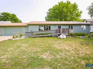 1014 S Elm St, Lennox, SD 57039