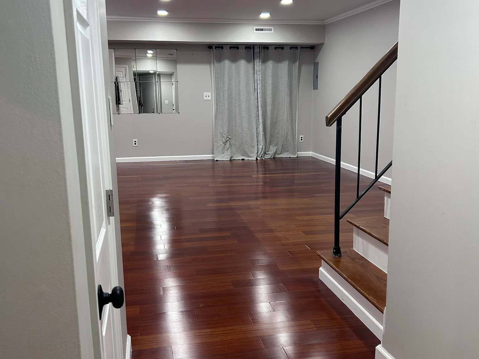 3 bed, 2.5 bath, 1689 sqft, $3,200 — Photo 2
