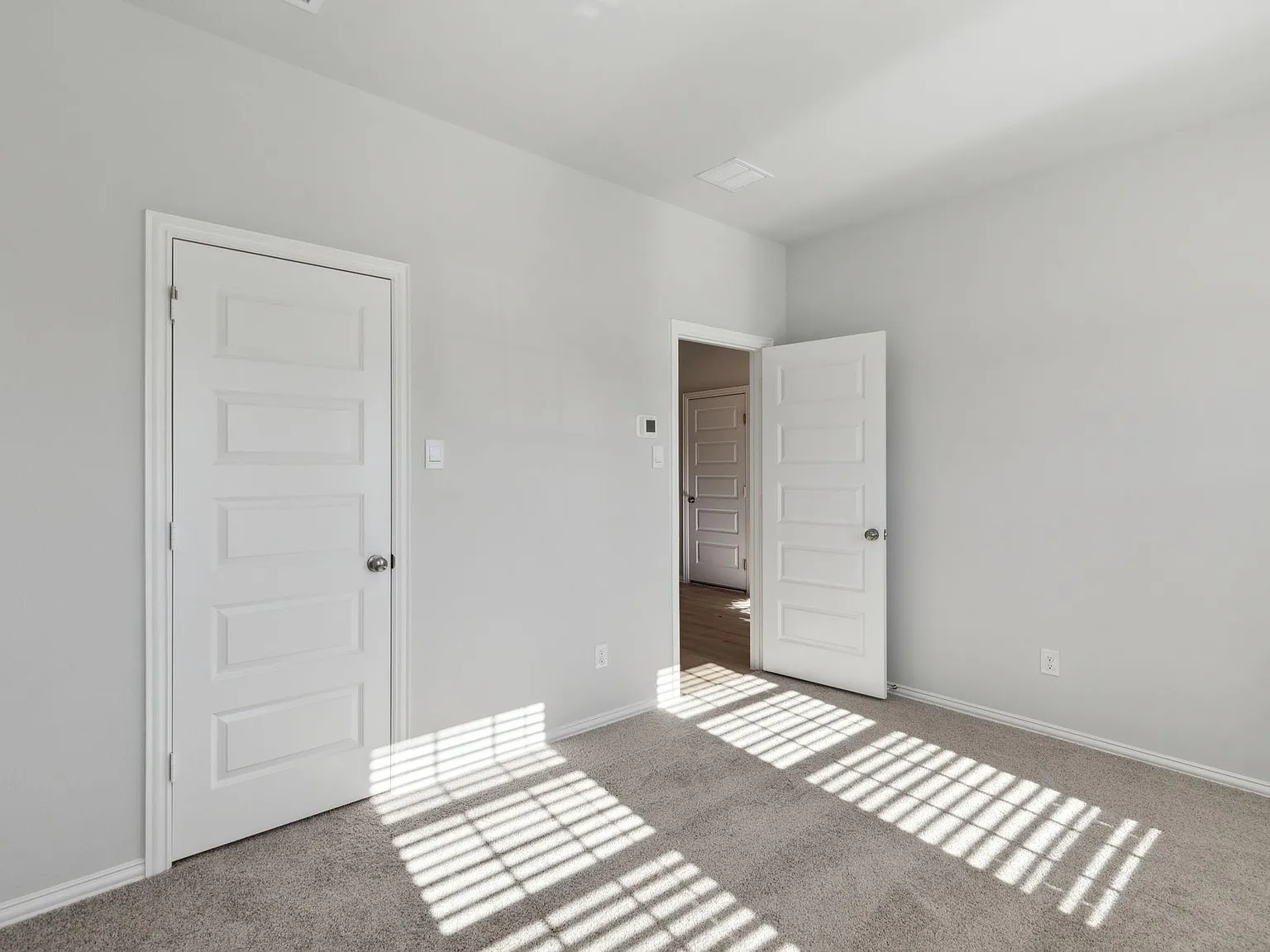 5 bed, 2484 sqft, $2,490 — Photo 3