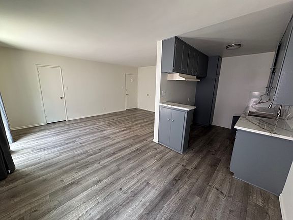 4th image of 5934 Woodman Ave #7
