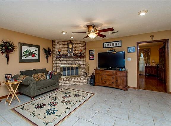 3rd image of 72 Country Club Dr