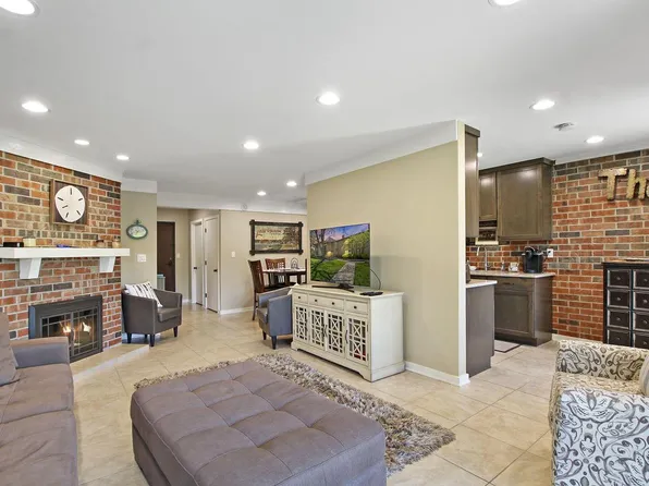 30 Abbey Villa CIRCLE #C, Fontana, WI 53125