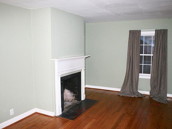 FAMILY ROOM - FIREPLACE IS INOPERABLE