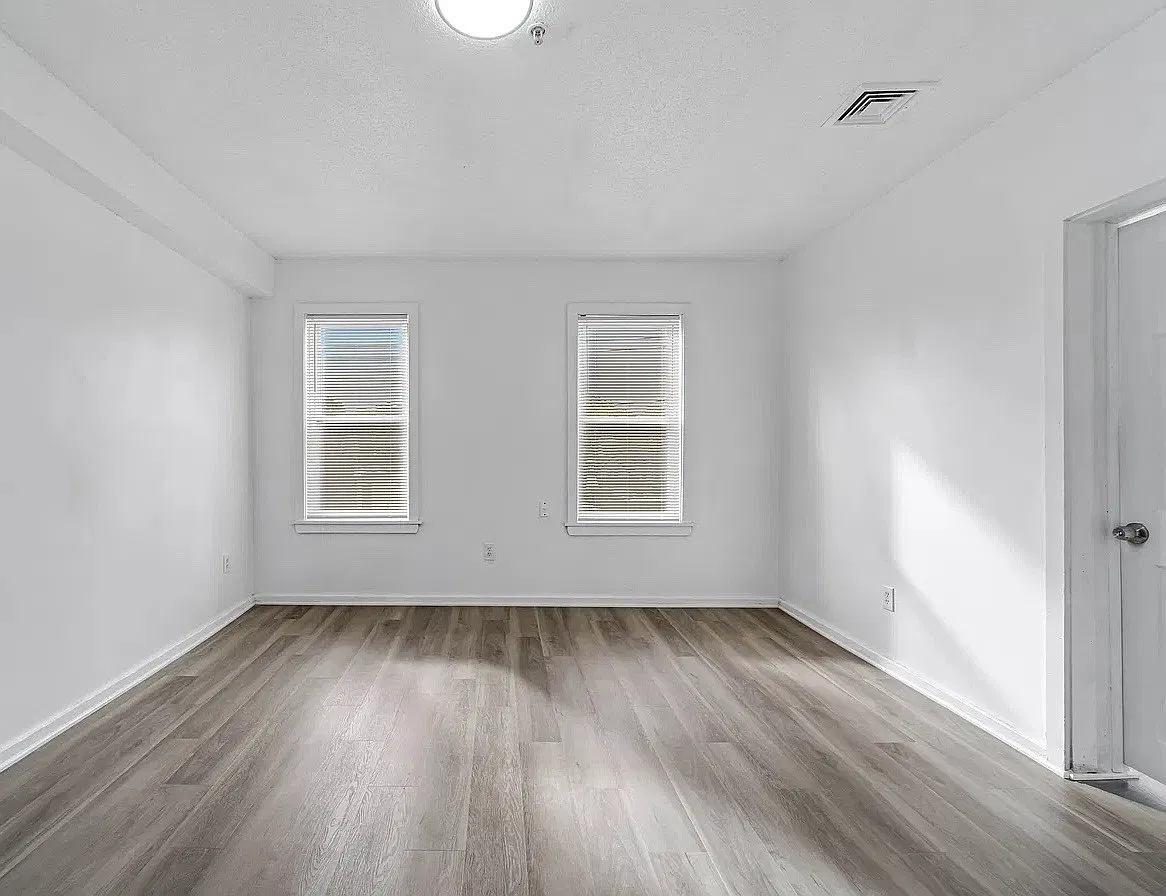3 bed, 1000 sqft, $1,900 — Photo 2