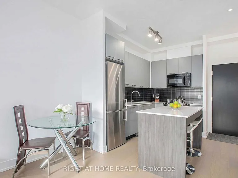 9471 Yonge St #316 — Photo 4