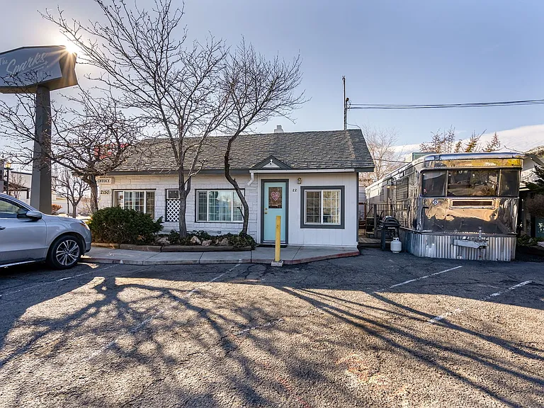 2150 Victorian Ave — Photo 3