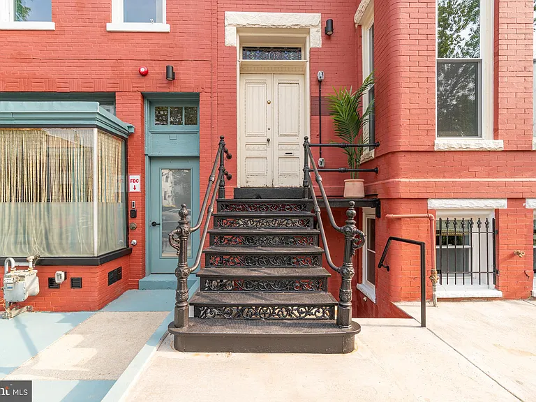 711 G St SE — Photo 1