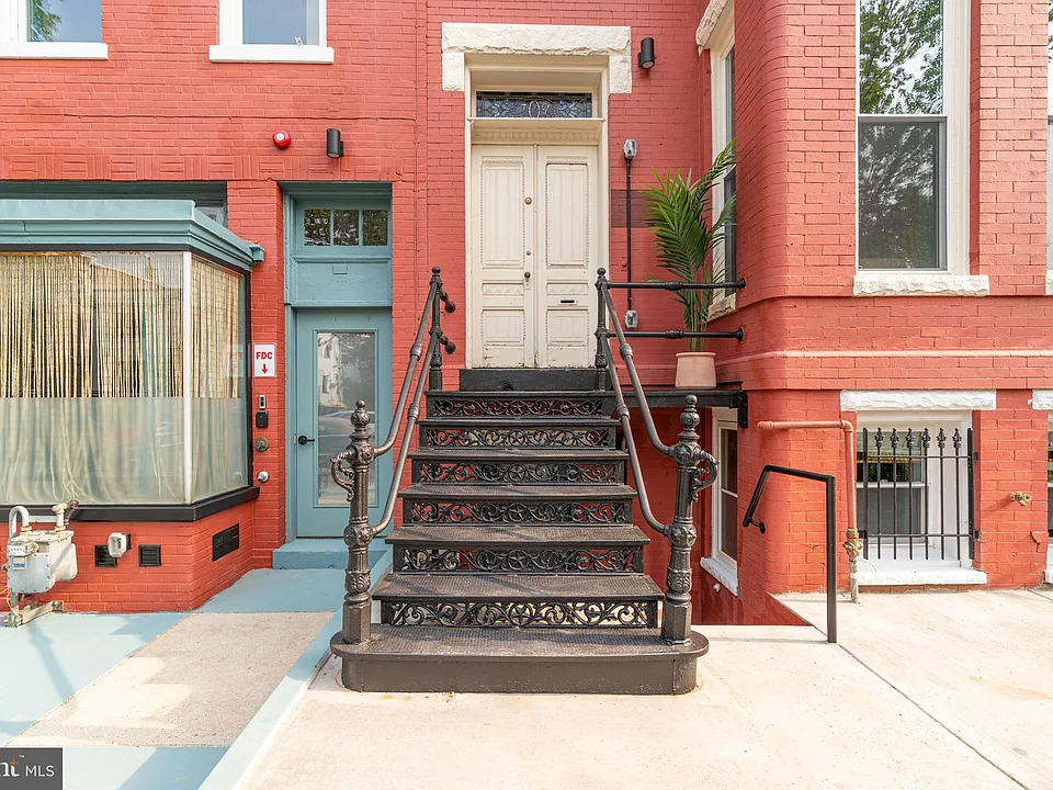 711 G St SE
