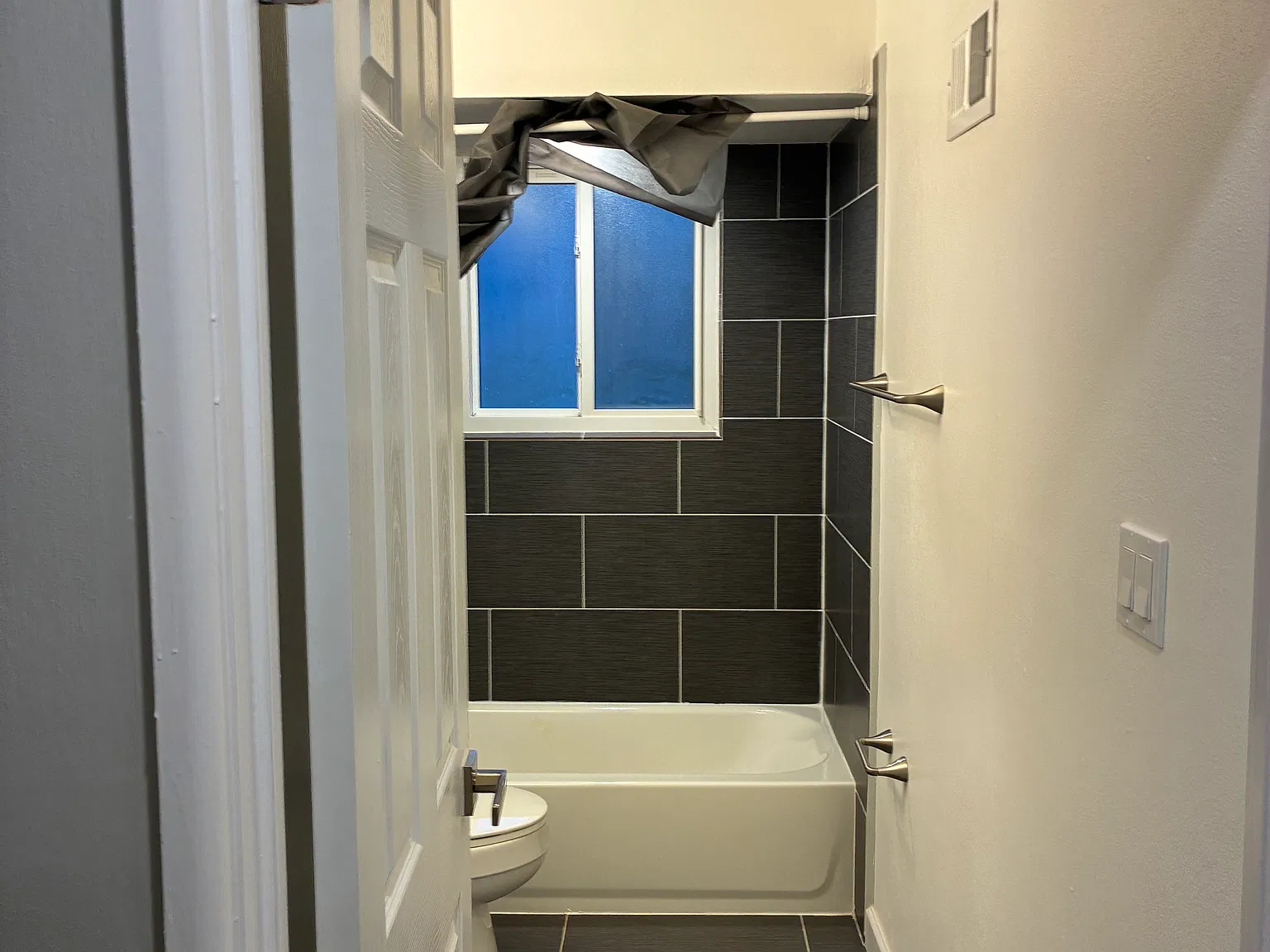 2 bed, 1.5 bath, 1100 sqft, $1,600 — Photo 3