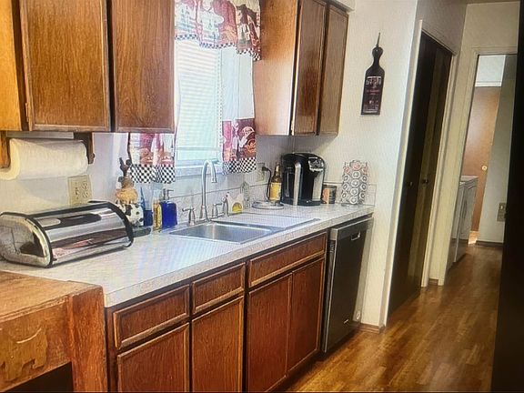 4th image of 1103 Carriage Square Dr