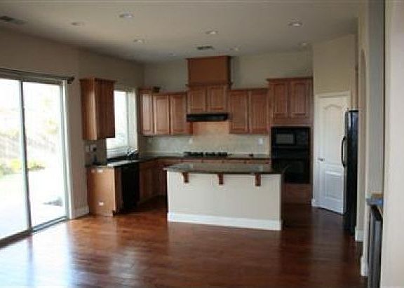 3rd image of 984 Hardy Ln