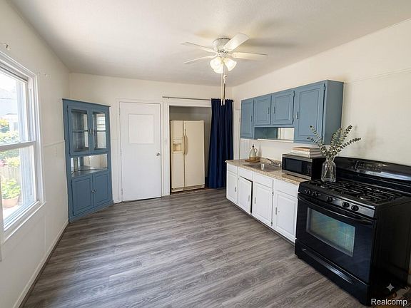 5th image of 2282 Evaline St