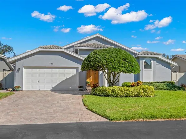 745 White Sand Dr NE, Saint Petersburg, FL 33703