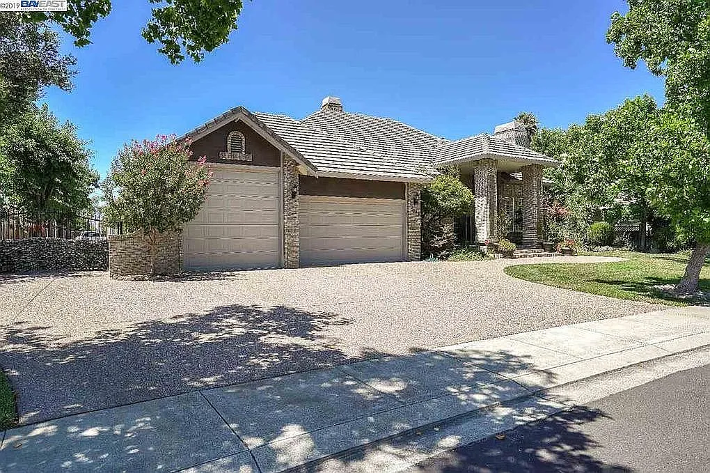 1563 Gamay Rd photo 1