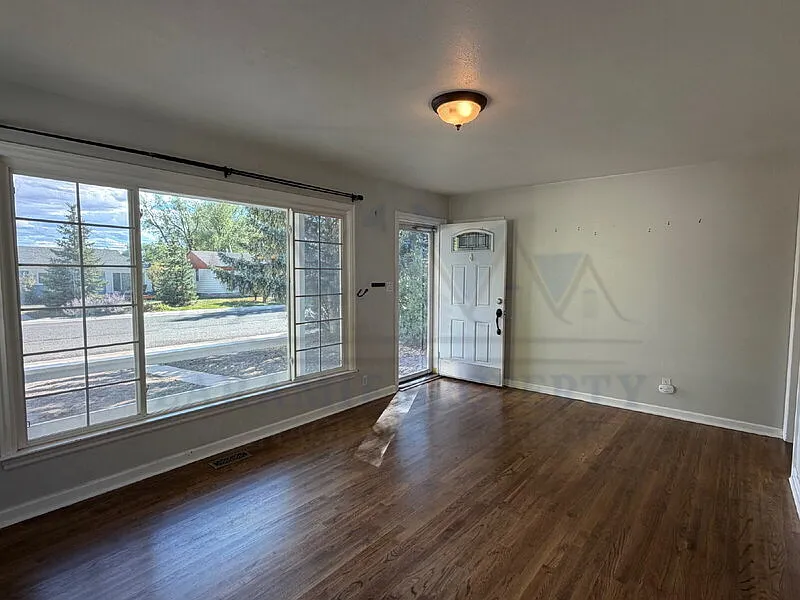 3 bed, 2.0 bath, 1452 sqft, $1,899 — Photo 2
