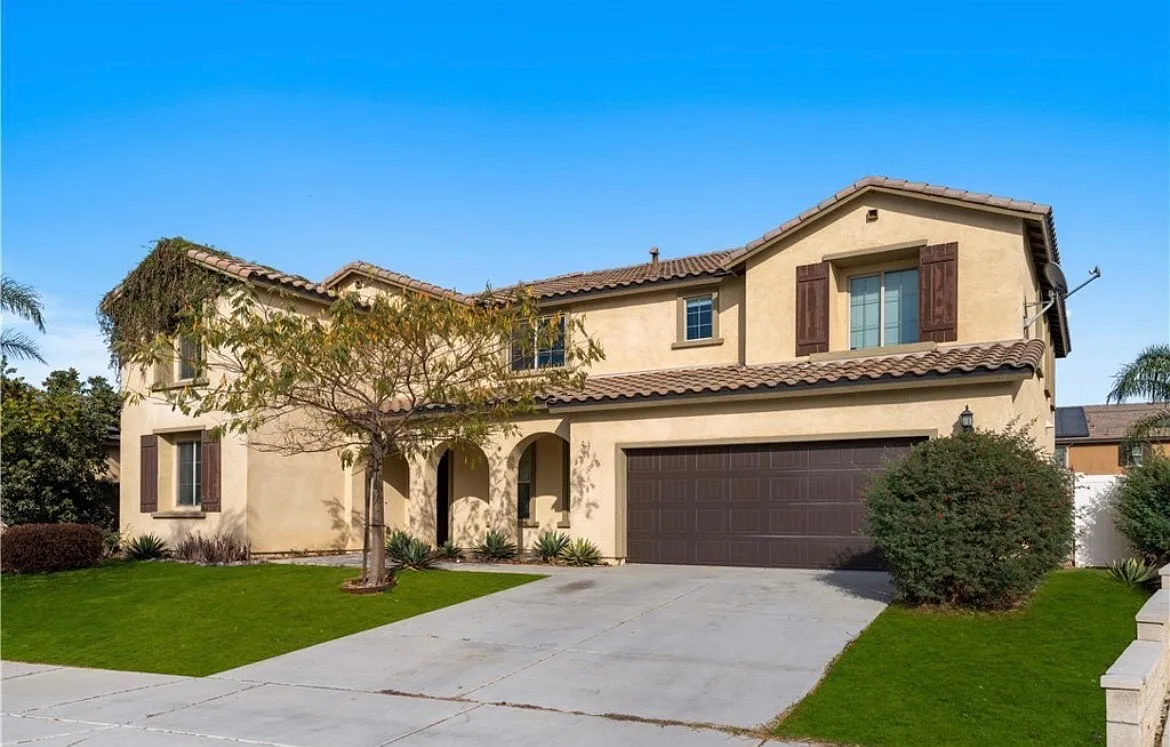 8 bed, 4299 sqft, $1,099 — Photo 1
