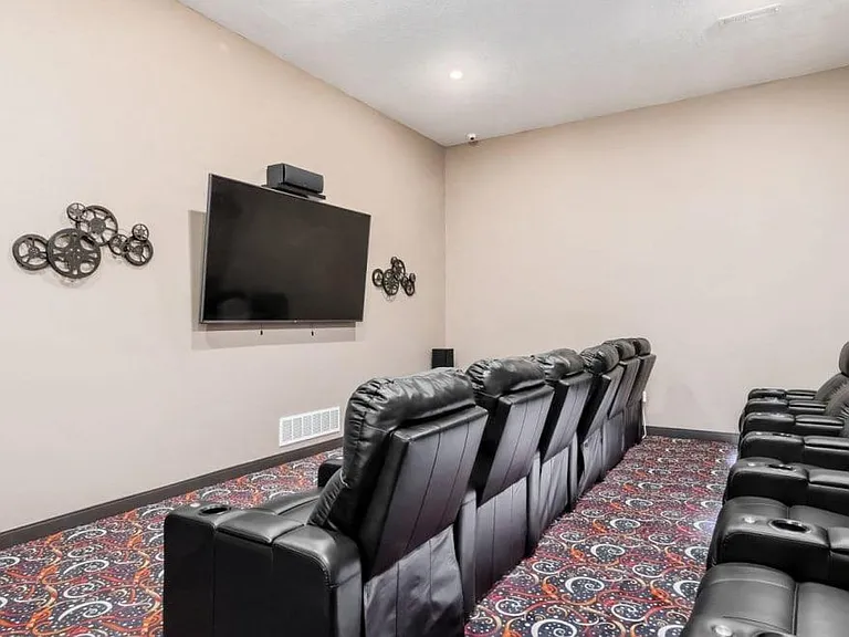 Hutchison Place Apartments — Photo 37