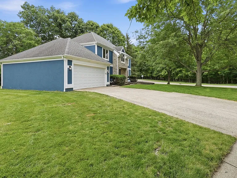7666 Windwood Dr — Photo 4
