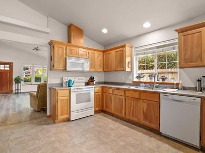 901 Schaefers Ln, Grants Pass, OR, 97526