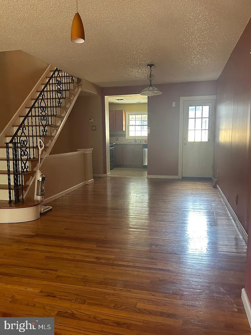 2 bed, 1.0 bath, 830 sqft, $1,650 — Photo 2