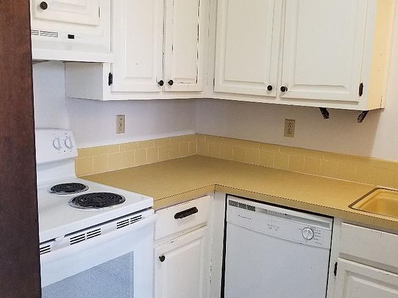 5th image of 8 Melissa Ln