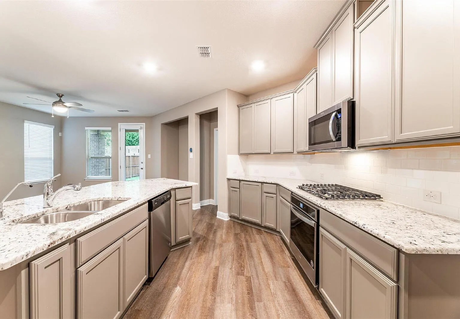 4 bed, 2.5 bath, 2414 sqft, $2,800 — Photo 4