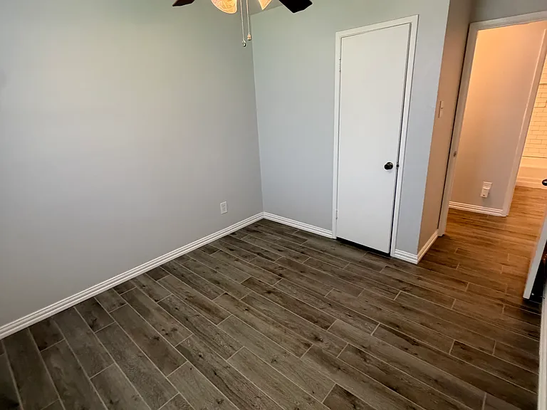 715 Kindred Ln — Photo 2