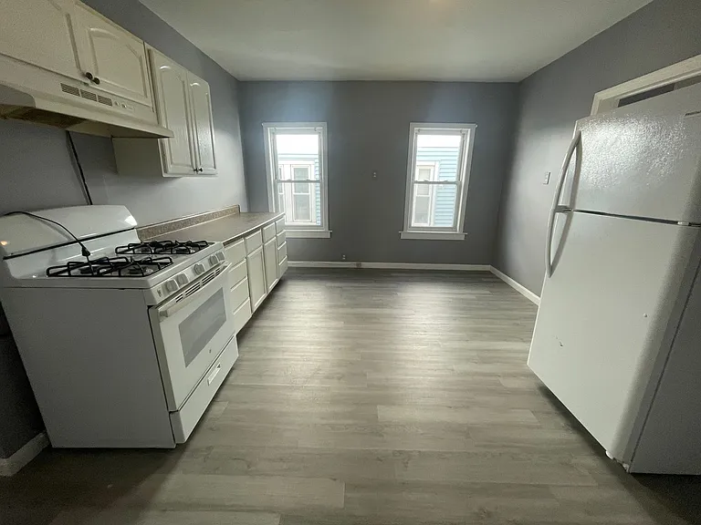 77 Fox Street — Photo 2
