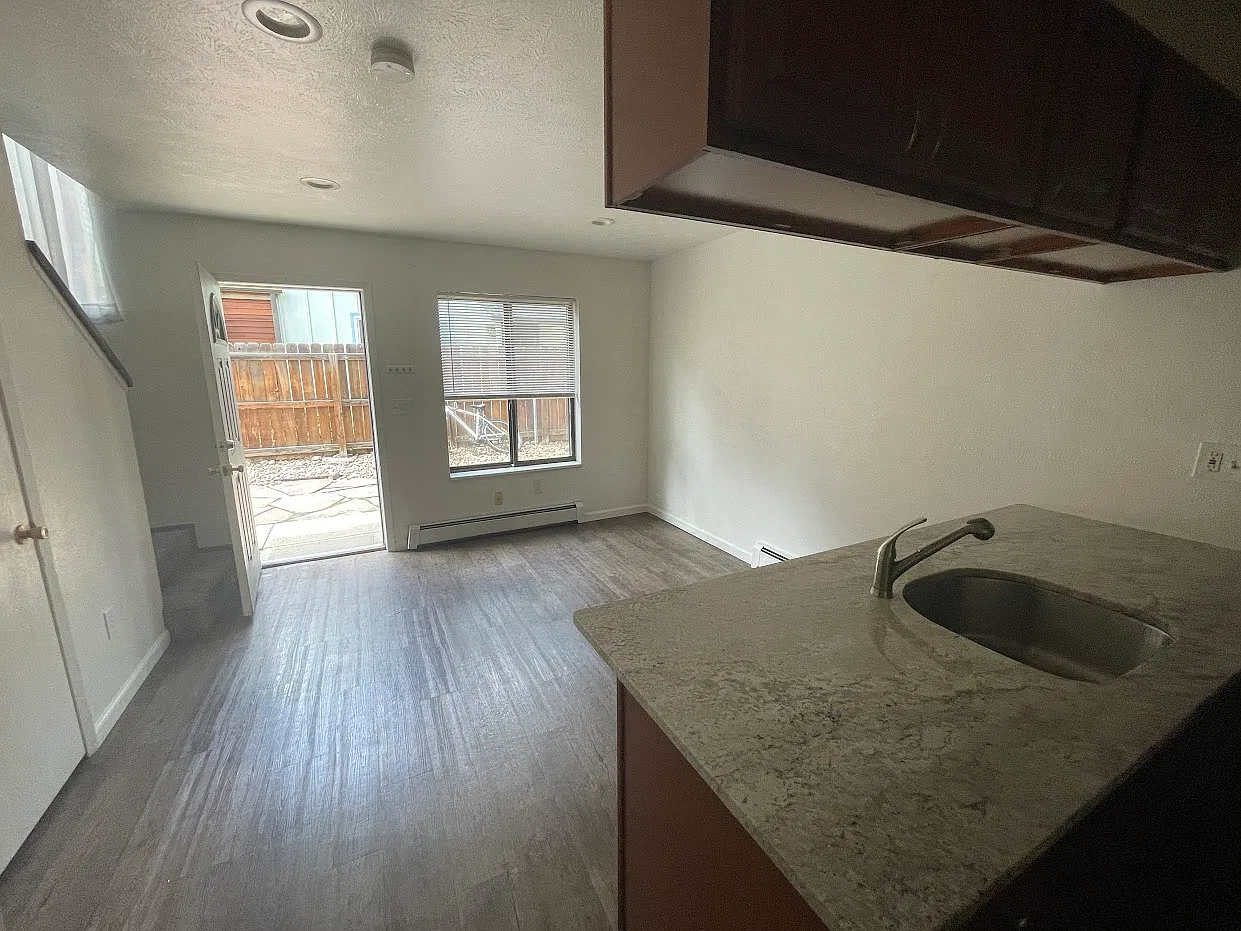 3 bed, 1000 sqft, $3,700 — Photo 2