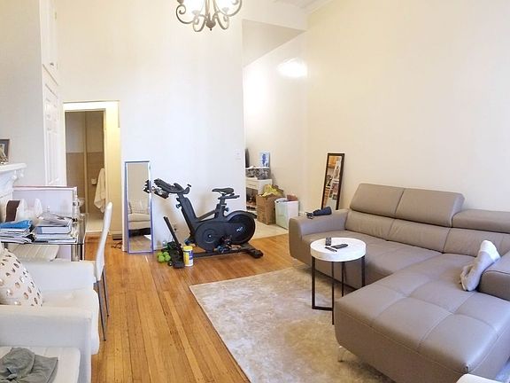 4th image of 149 W 72nd St APT 2C