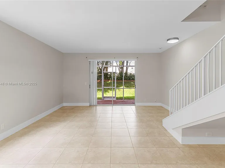 1081 Sorrento Dr #1081 — Photo 2