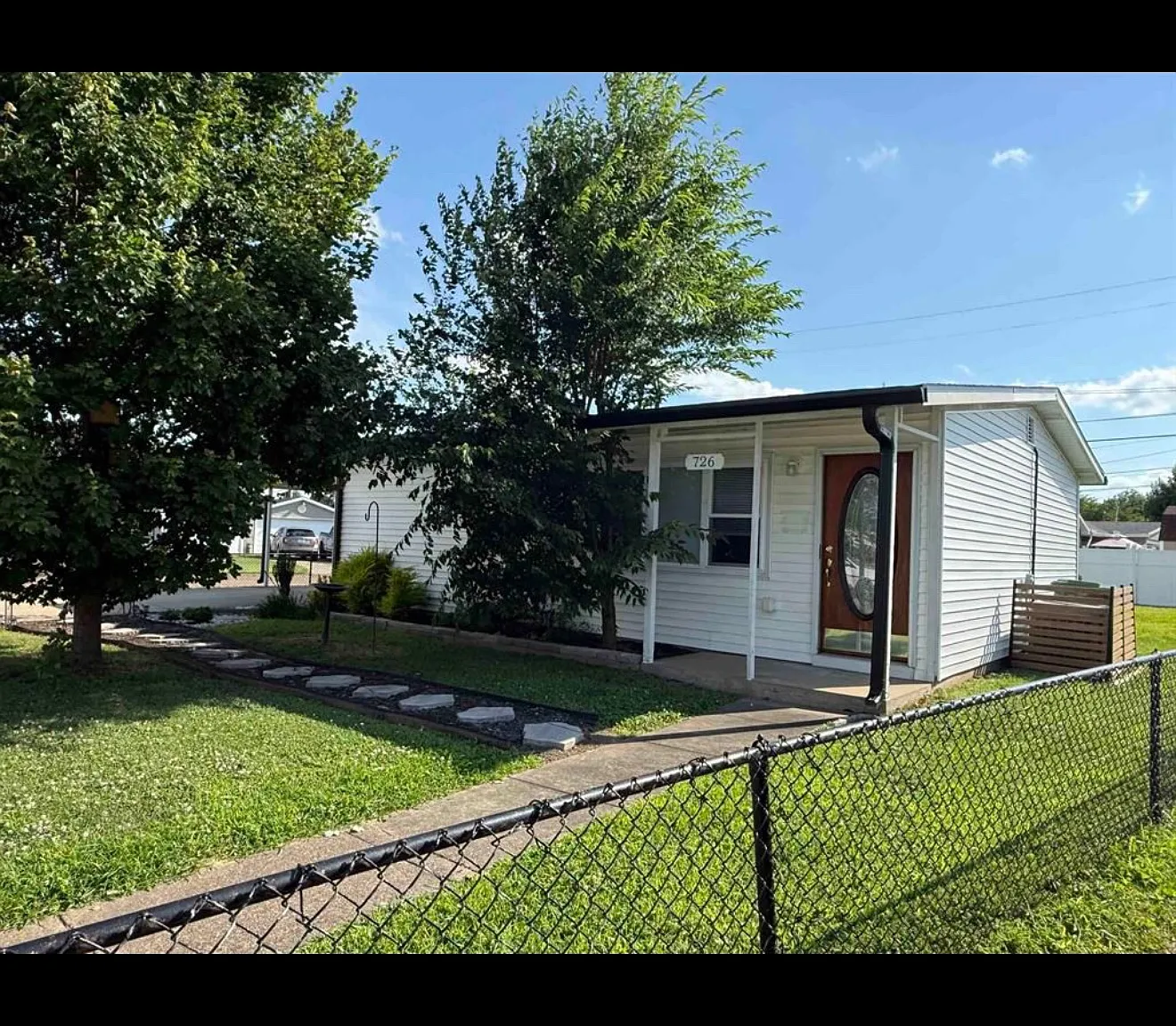 3 bed, 800 sqft, $1,300 — Photo 1