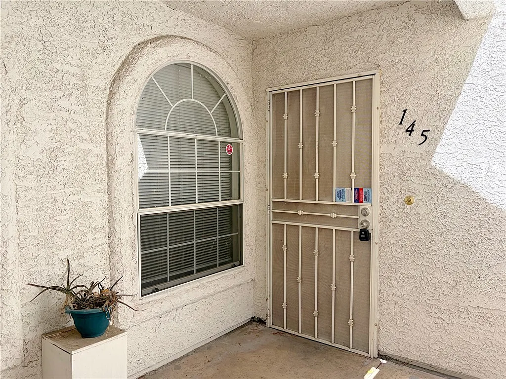 2 bed, 2.0 bath, 926 sqft, $1,395 — Photo 2