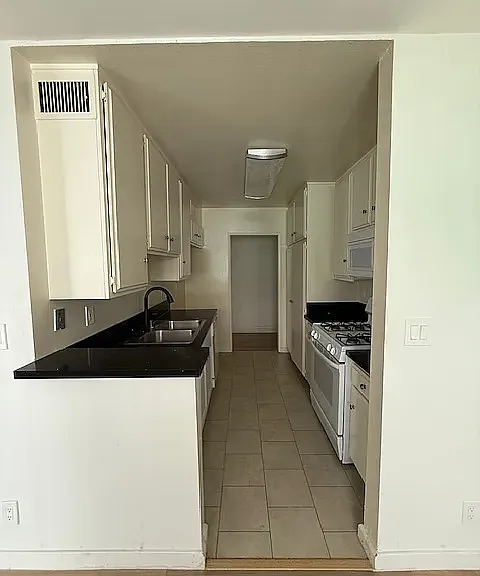 5210 Zelzah Ave. — Photo 9