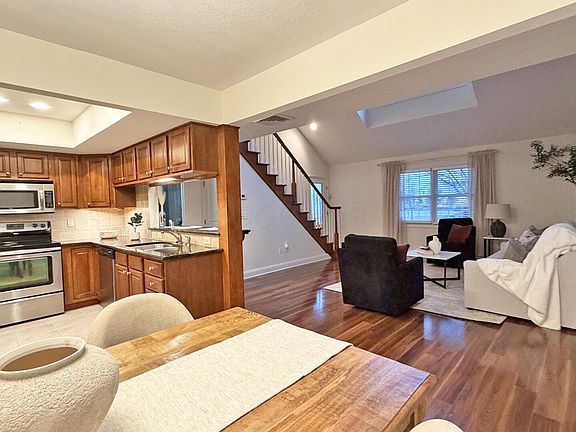 5th image of 145 Glen Mawr Cir