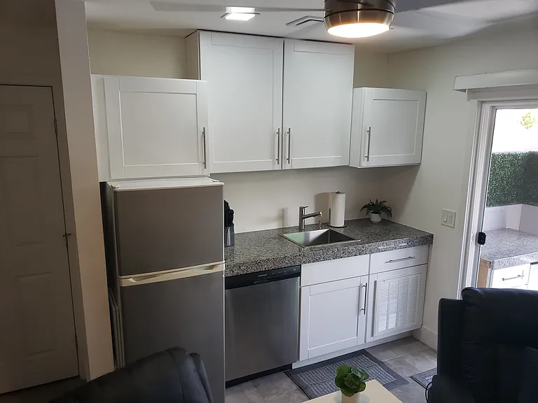 237 S Clementine St #8 — Photo 11