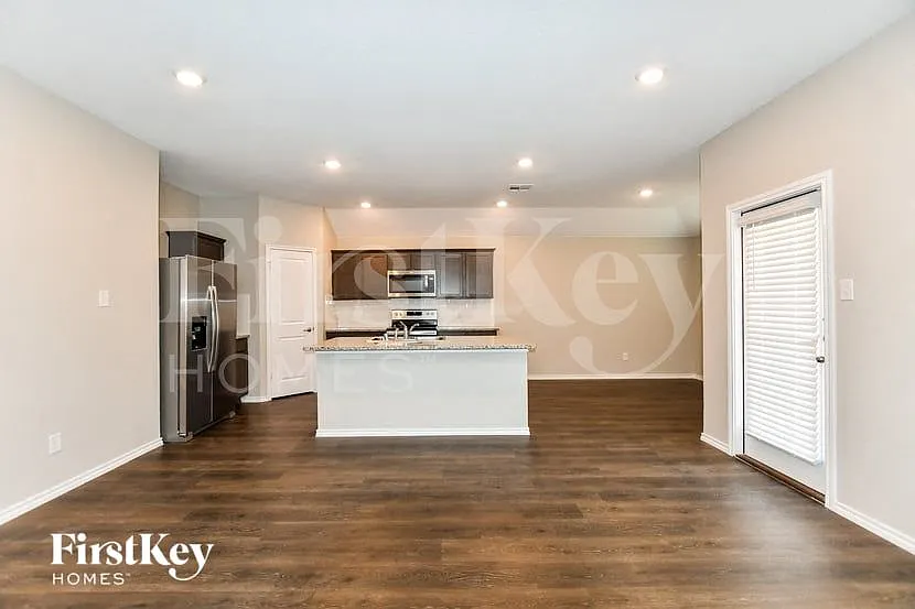 3 bed, 2.0 bath, 1552 sqft, $2,130 — Photo 4