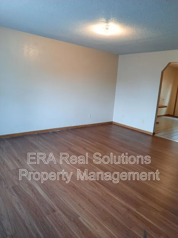 2 bed, 1.5 bath, 3264 sqft, $885 — Photo 2